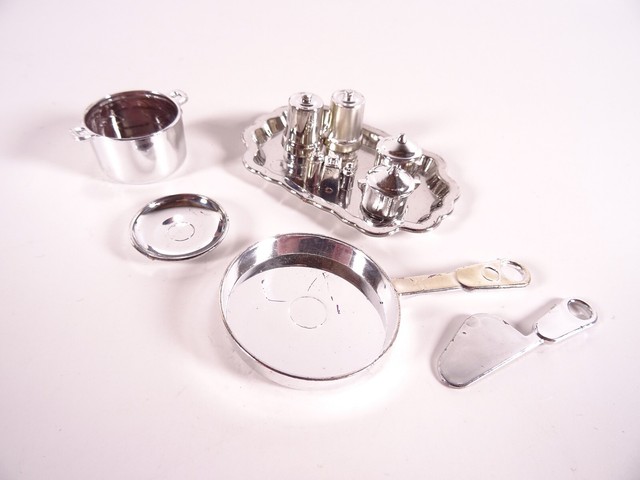 Zubehör für Modepuppe wie Barbie Silbertablett Pfanne Topf 9teilig (11030) Zubehör für Modepuppe wie Barbie Silbertablett Pfanne Topf 9teilig (11030)