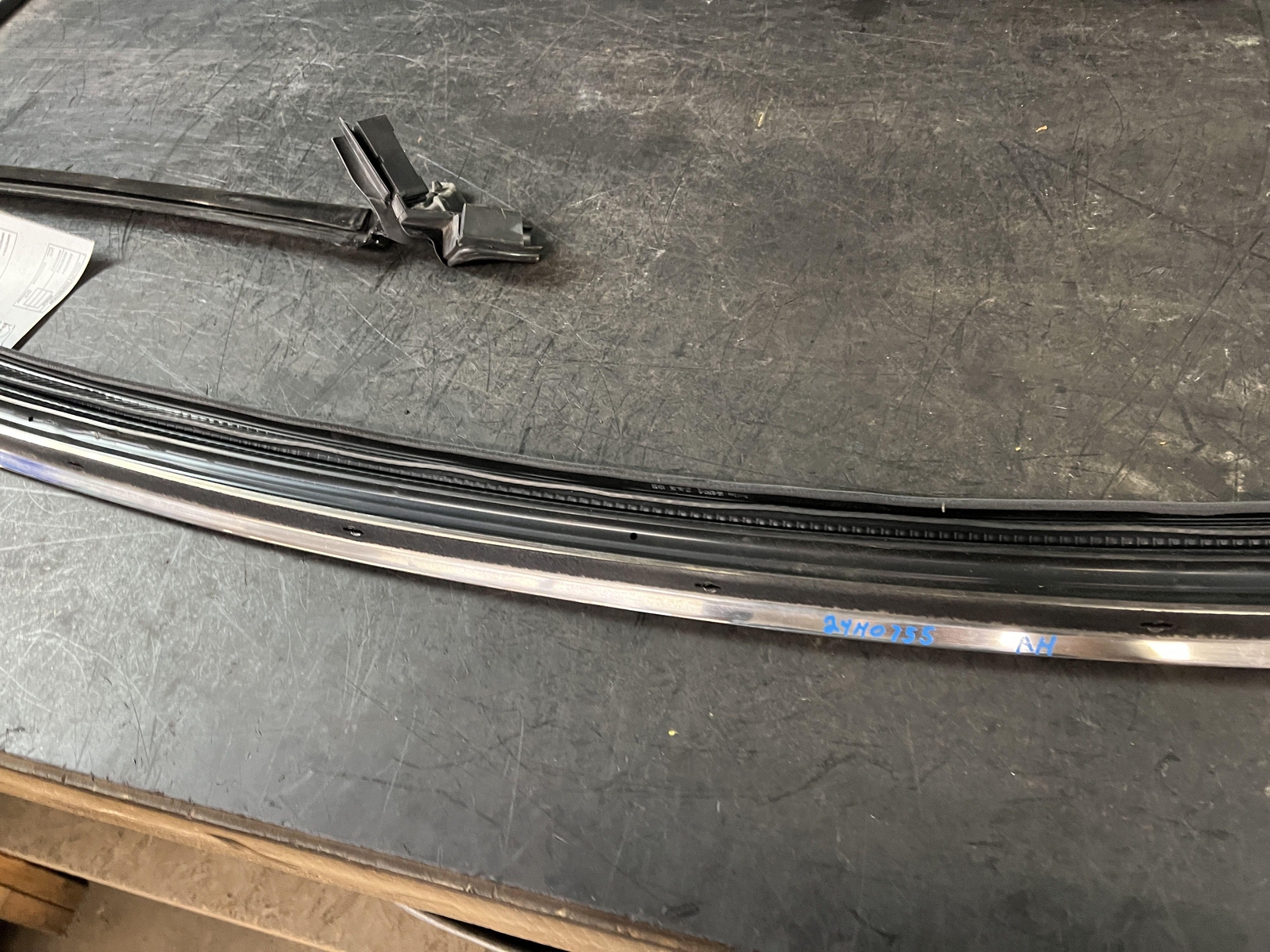 03-10 BENTLEY CONTINENTAL GT PASSENGER RH EXTERIOR CHROME ROOF TRIM 3W8853704F