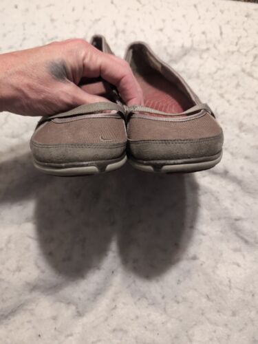 Nike Womens Mary Jane Shoes Size 8 Walking Pull On Grey Pink Canvas 324858-221 - Picture 3 of 10