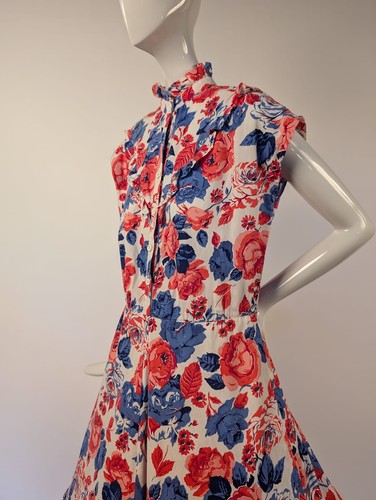 BEAUTIFUL 1970’S RED + BLUE ROSE PRINT COTTON DRESS W RUFFLES - Picture 4 of 5