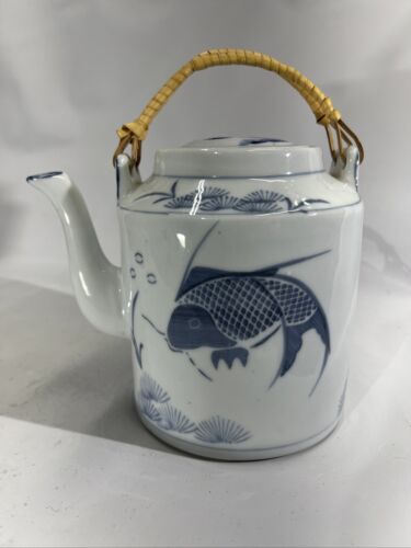 Vintage chinesische blau-weiße Karpfenfisch Export Teekanne