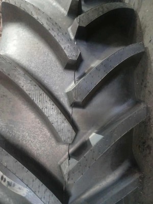 620/70R46 TIRE NEW COSMETIC BLEM R-1W RADIAL 6207046 620 70 46