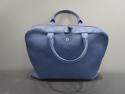 Aigner Umhängetasche Royalblau genarbtes Muster Einsteckfächer L13