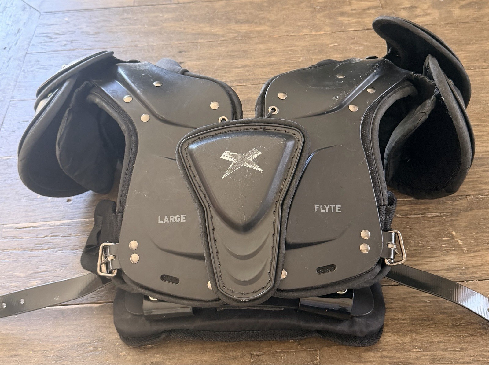 Xenith Flyte Football Shoulder Pads for Men w/ Battle Backplate Size Large
