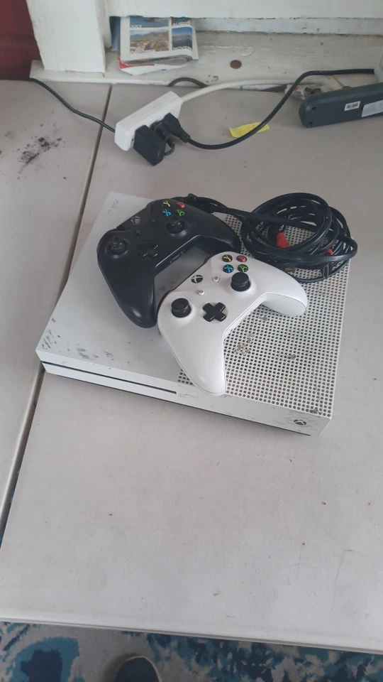 Xbox One S - Image 2 of 4