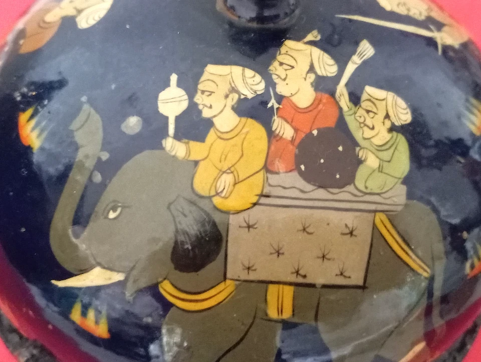 BOITE OVALE EN CARTON BOUILLI  LAQUE DECOR PERSONNAGE - Photo 3/4