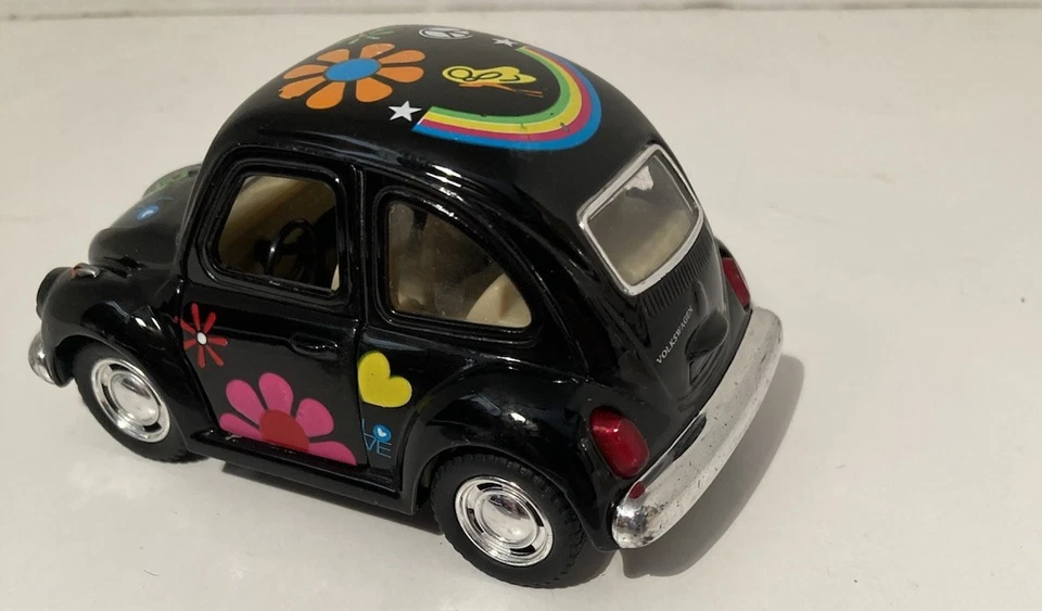 "Volkswagen Beetle clásico 1967 Kinsfun 4"" negro con flores y corazones" Foto 4 de 4