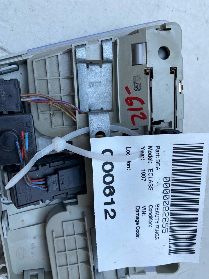 Mercedes Benz Clase E E300D 1997 luz interior superior lámpara de techo de lectura Foto 2 de 4