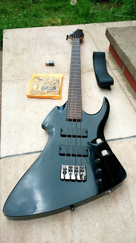 Maverick X-4 4-string Bass Guitar with Flight Case Bloodshot Dawn (S.O.P.H.I.E)
