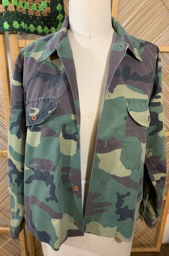 Vintage 1980s USA-made green and brown camouflage ranger shirt with button front and two chest flap pockets.