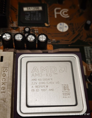 Socket 7 AMD-K6/300AFR 2.2V 1997 Classic Retro CPU