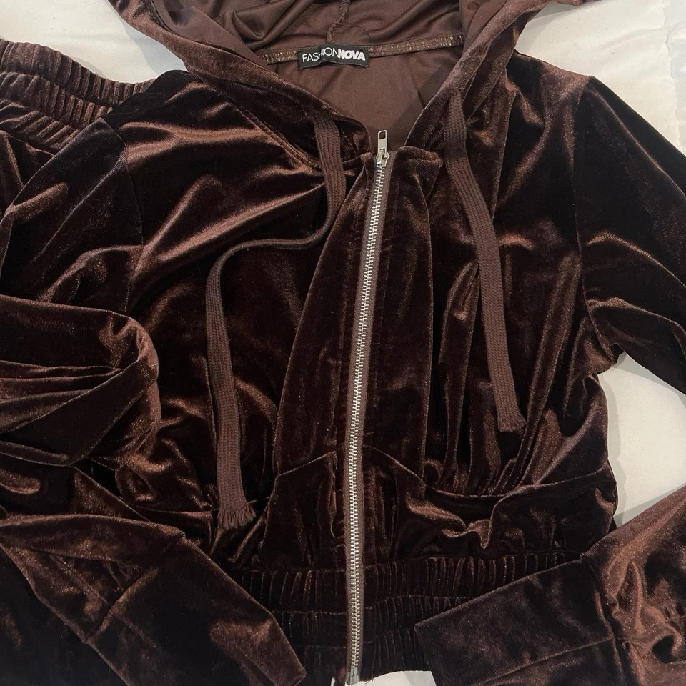 Chándal de terciopelo marrón Nova de moda Foto 2 de 3