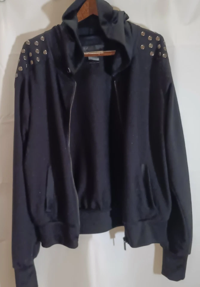 CHAQUETA SUDADERA CON CAPUCHA KARDASHIAN COLLECTION NEGRA CREMALLERA FRONTAL LS con tachuelas Bougie L 2011 Foto 3 de 4