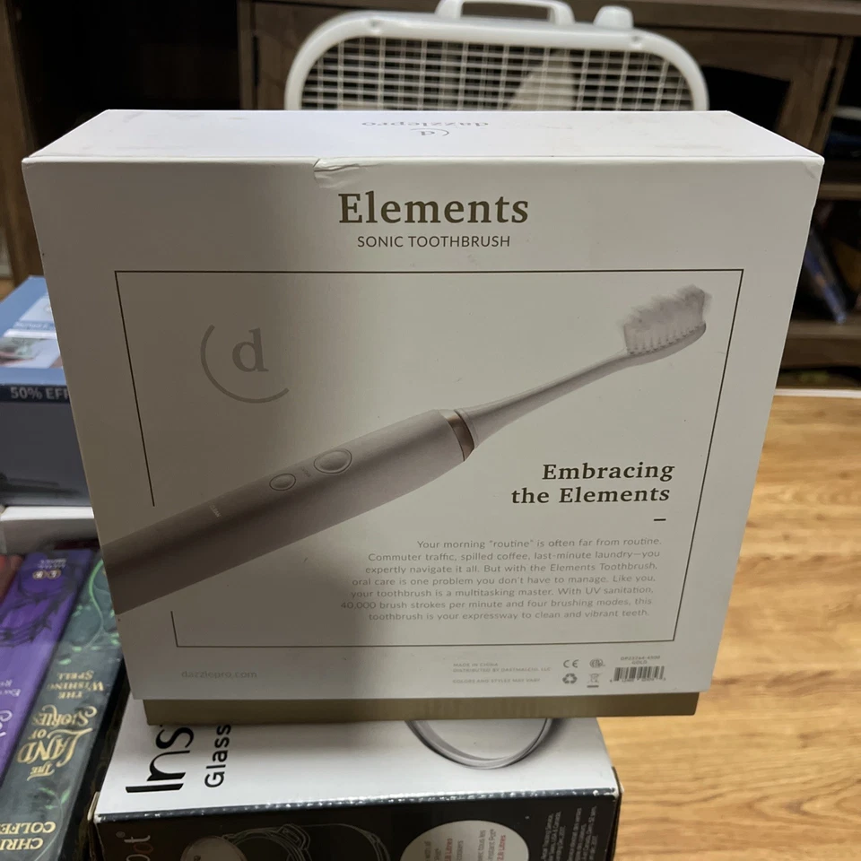 Cepillo de dientes sónico Dazzlepro™ Elements con base desinfectante UV en dorado DP23264-4500 Foto 2 de 2