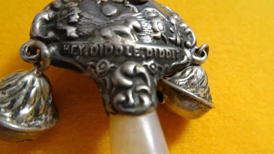 ANCIEN HOCHET ANGLAIS XIX AVEC SIFFLET EN ARGENT GRELOT ET MANCHE NACRE - Photo 4/4