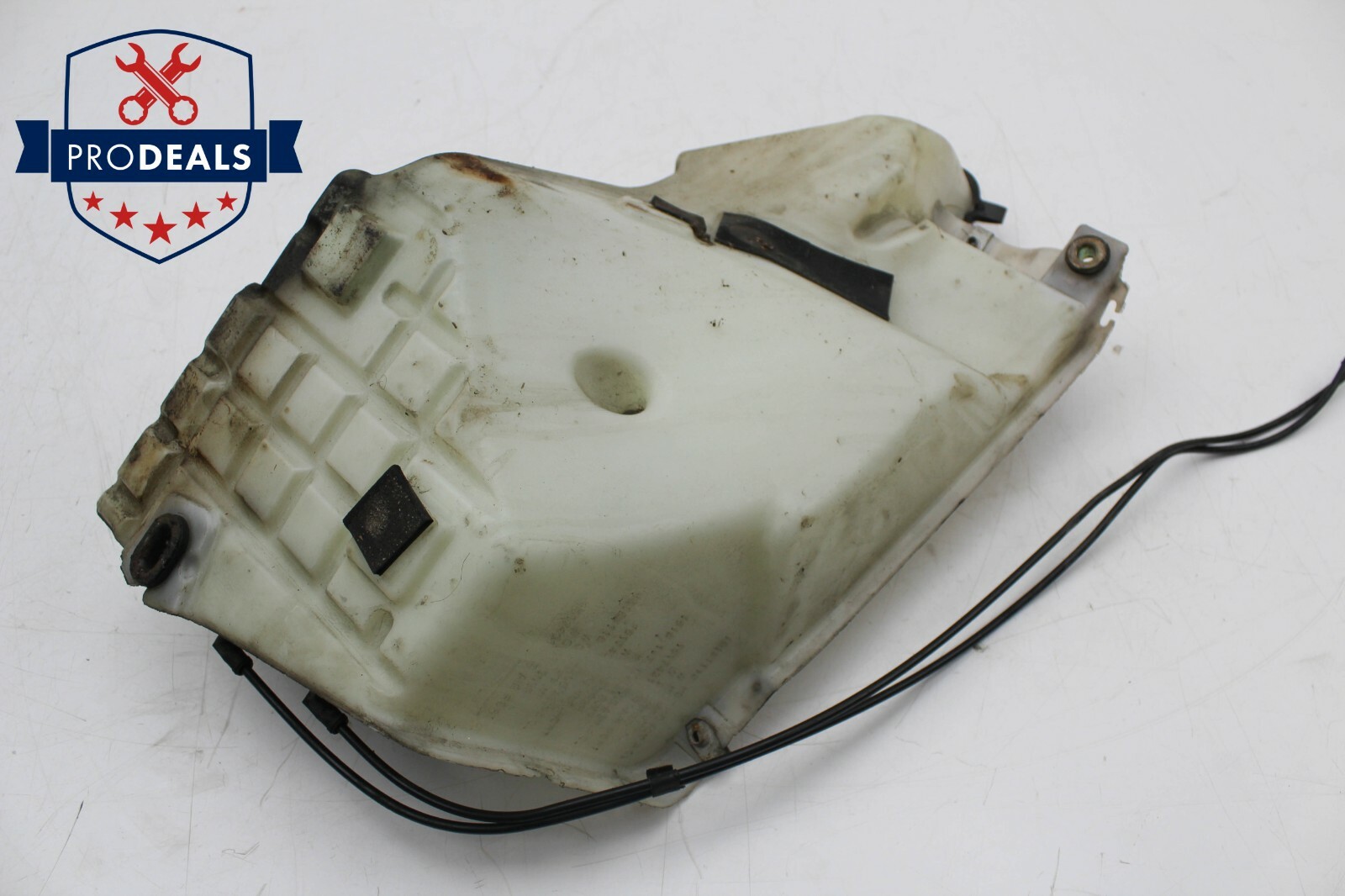 20032006 Chevrolet Trailblazer Windshield Washer Reservoir w Motor