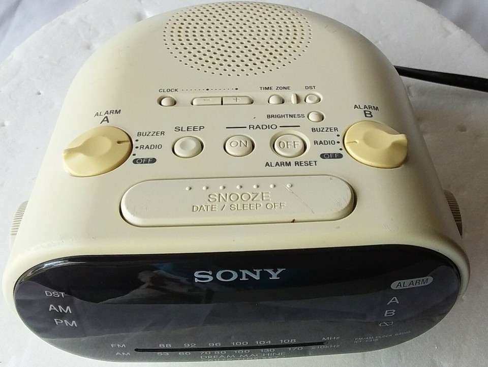 Sony ICFC318 Dream Machine AM/FM Dual Alarm White Clock Radio