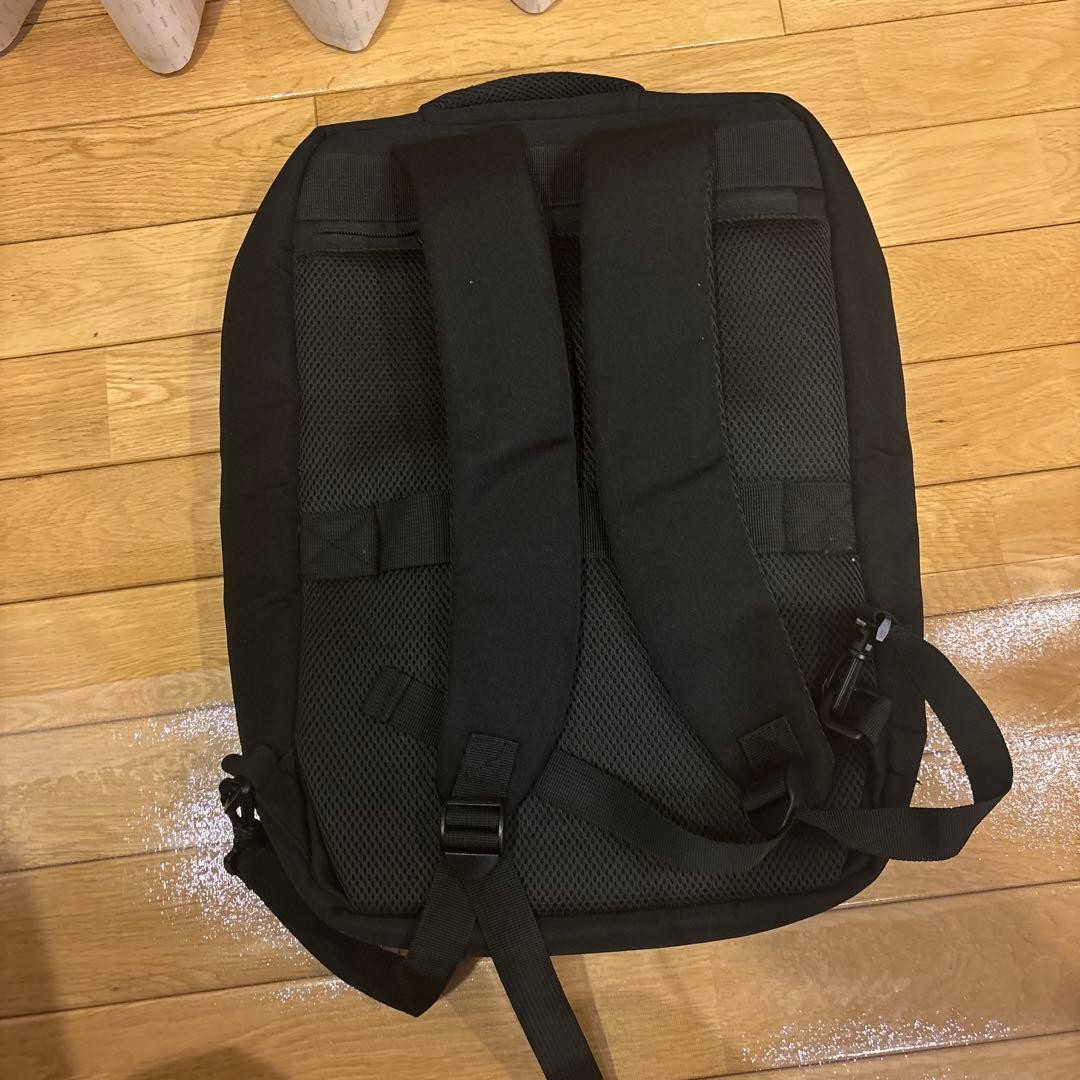 black backpack simple design - image 2