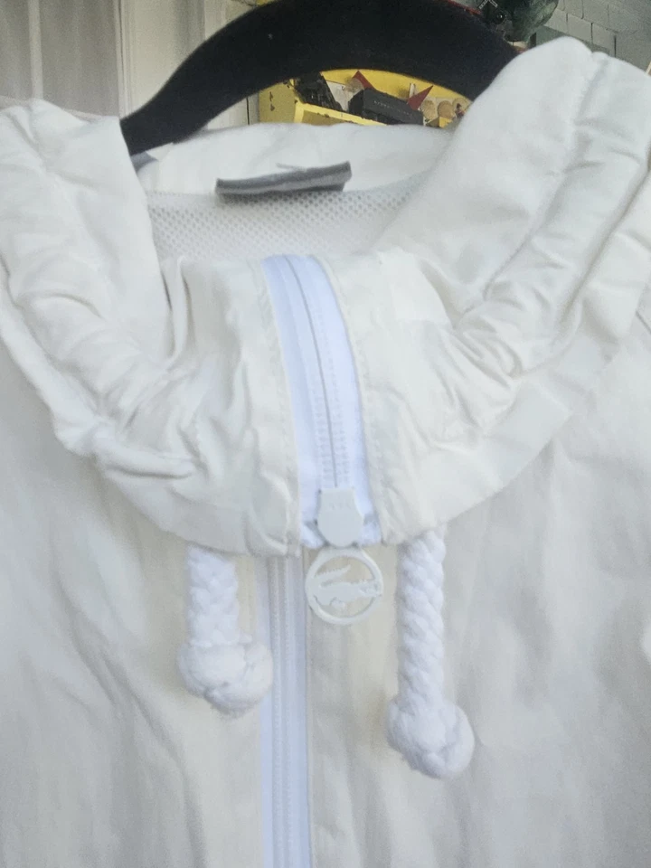 Chaqueta corta con cremallera y cuello capucha blanca Lacoste con bolsillos talla PEQUEÑA Foto 4 de 4