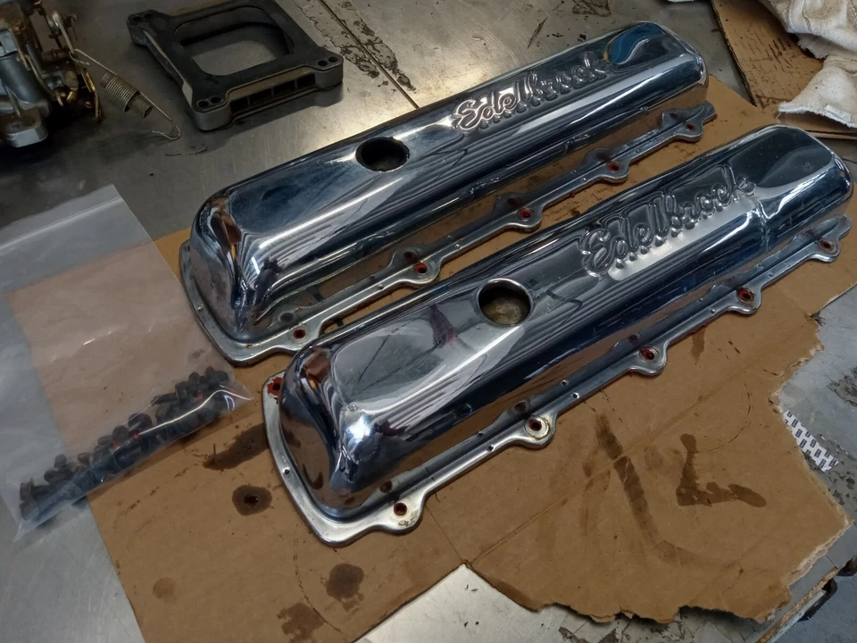 Cubierta de válvula Edelbrock 4485 Signature Series V/C'S - Olds 350-455 Foto 3 de 4