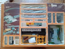 Grande scatola scatola lima contenente un convoglio passeggeri e altro.