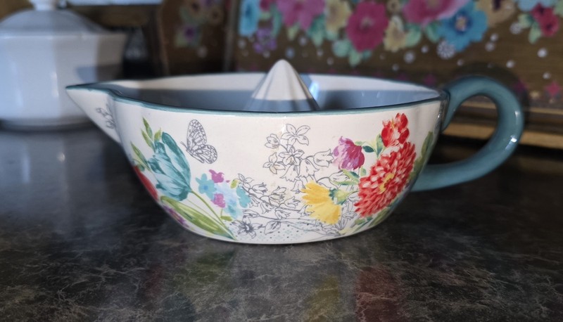 Pioneer Woman Blooming Bouquet Ceramic hand press Juicer 7.5" x 5.6" x 2.4"