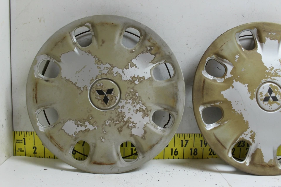 Tampas de cubo usadas OEM 13" MR717658 1995-1996 Mitsubishi Mirage (3398) - Imagem 2 de 4