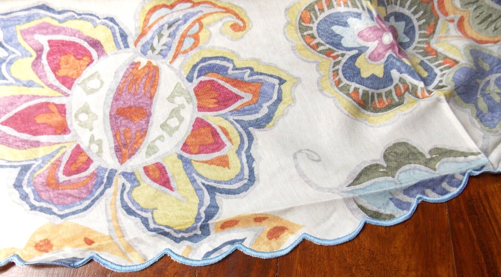Nappe imprimée fleurie Floresta en polycoton durable de haute qualité