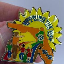 KIWANIS Showing the Way to a Bright New Day 1992-93 Vintage Gold Tack Pin V-4600