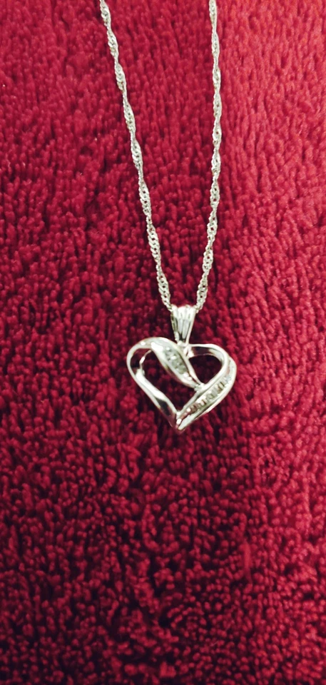 Collar de diamantes en oro blanco de 10 quilates con una cadena de oro blanco de 14 quilates Foto 4 de 4