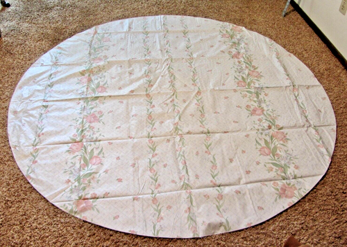 Vintage 1980s Vinyl Flannel back 70" ROUND Tablecloth Pink Green Flowers - 第 2/6 張圖片