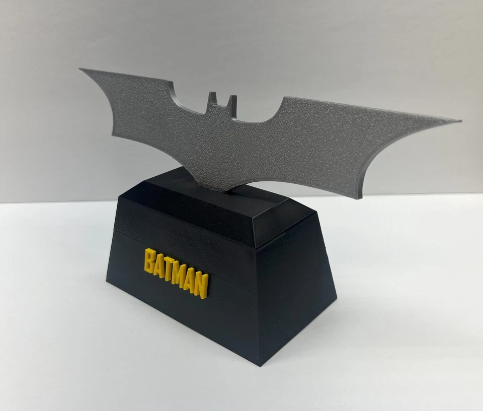 Juguete Batarang con soporte Foto 2 de 4