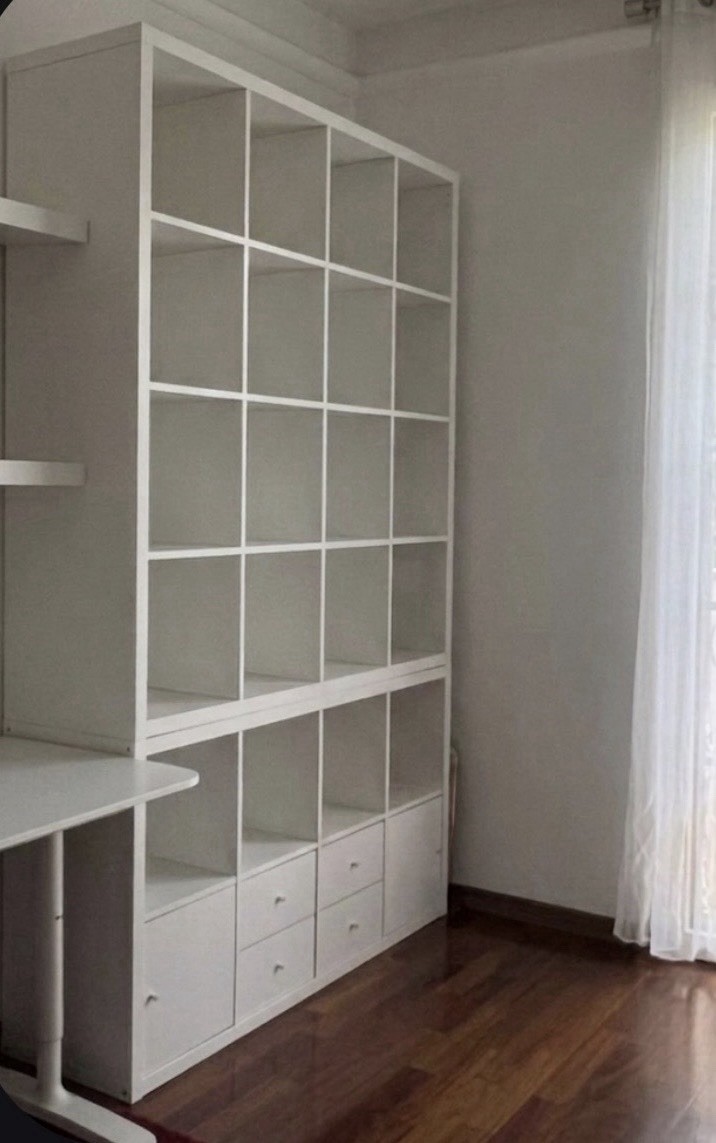 Libreria Kallax bianca. Composta da un modulo da 147X147 e un modulo da 147X77