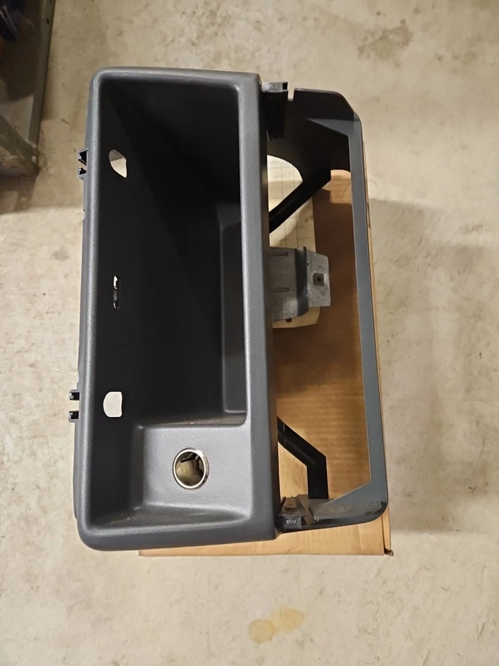  Carcasa de cenicero de tablero NOS GM 12510468 para furgoneta Lumina APV/Pont Trans Sport Foto 3 de 4