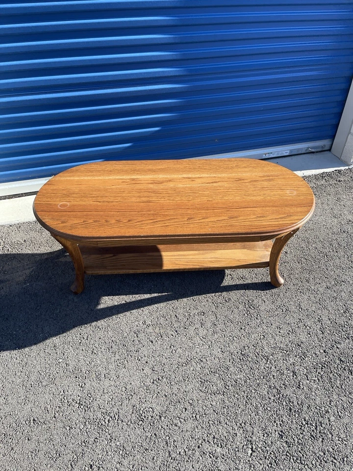 Mesa de centro Mid Century de roble ovalada con estante inferior de almacenamiento 18,5” T 23” W 48” L Foto 2 de 4