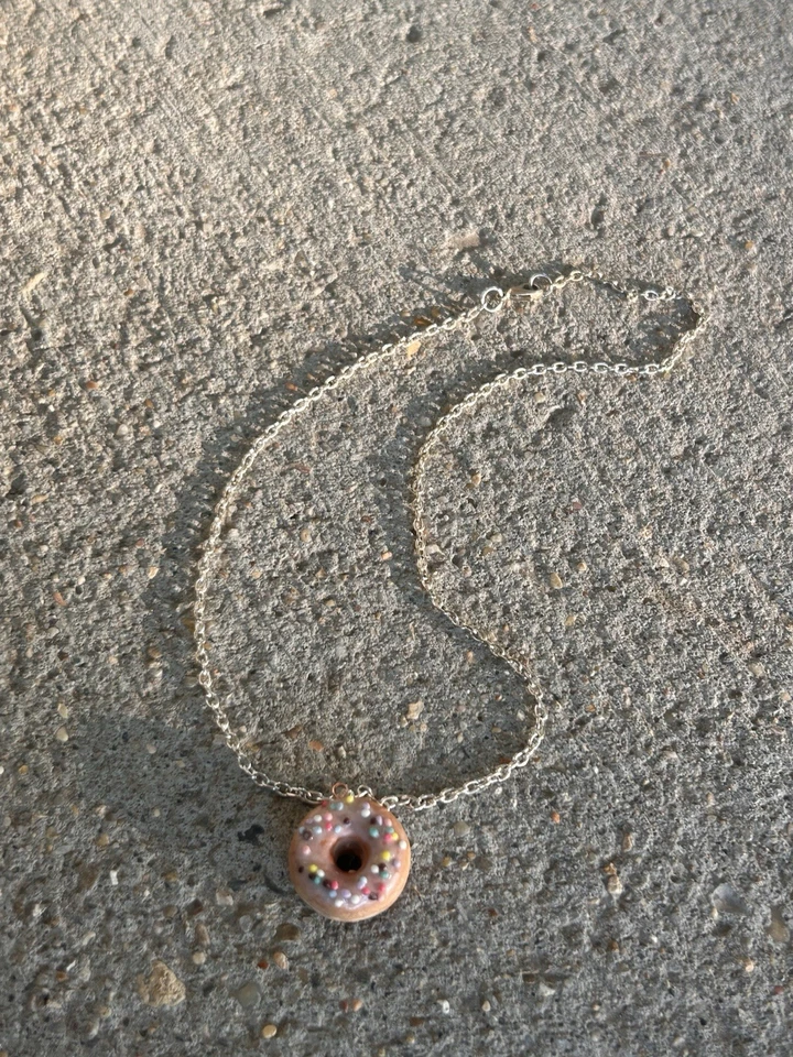Ожерелье с подвеской в виде пончика ручной работы из полимерной глины с серебряной цепочкой - Изображение 2 из 3
