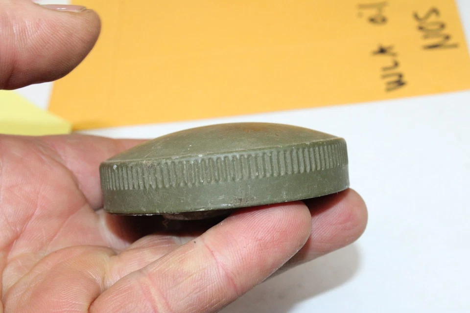 GENUINA Harley-Davidson Flathead 45 WL WLA WR Eaton Tapa Tanque Gasóleo Nuevo de Lote Antiguo Foto 3 de 4