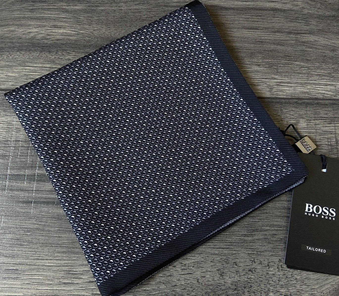 HUGO BOSS REVERSIBLE SILK POCKET SQUARE MADE IN ITALY RETAIL £79 BNWT