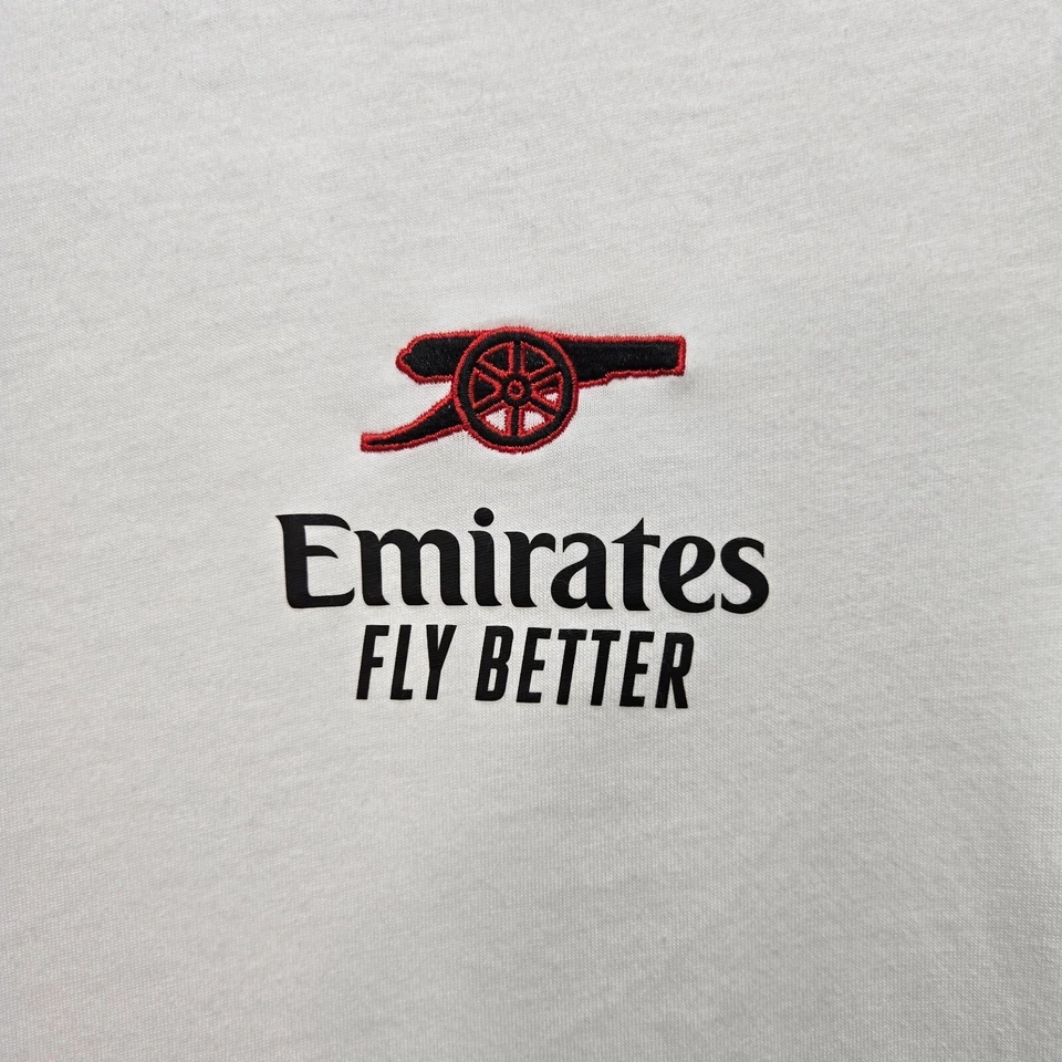 Camiseta The Arsenal Adidas Pequeña Gráfica de Viaje 21/22 Gótica Blanca Cañón 236 Foto 2 de 4