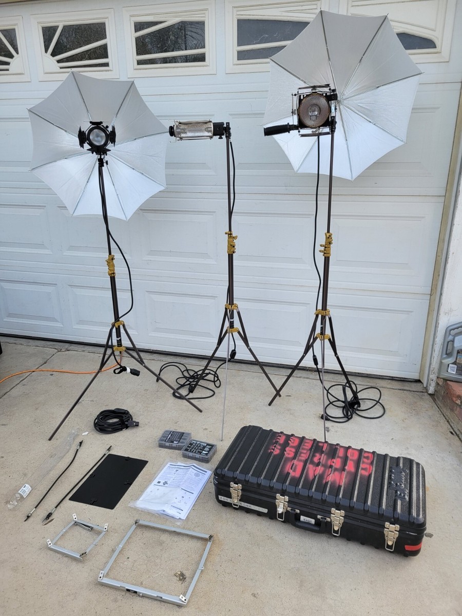 3 X Lowel Light Kit w/ Pro, Tota, Omni, Stand, Umbrellas 3 3 X Lowel Light Kit w/ Pro, Tota, Omni, Stand, Umbrellas 3