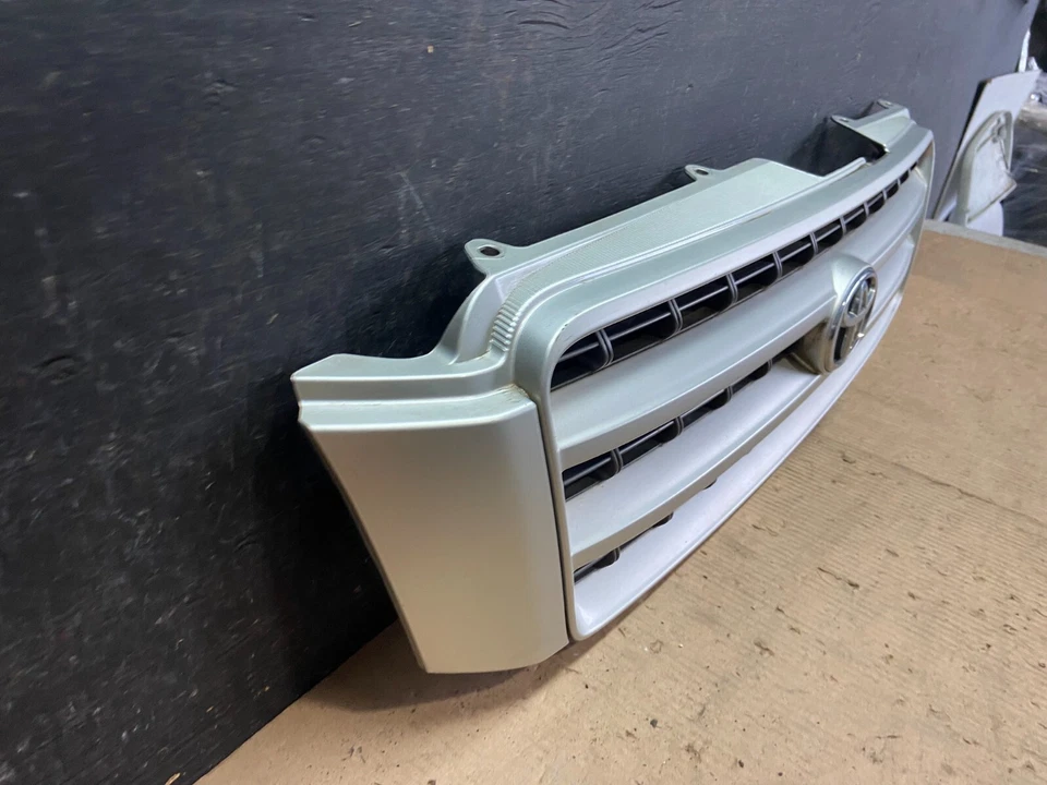 Parrilla superior delantera Toyota Highlander 2001 a 2003 con emblema N9229 OEM DG Foto 3 de 4