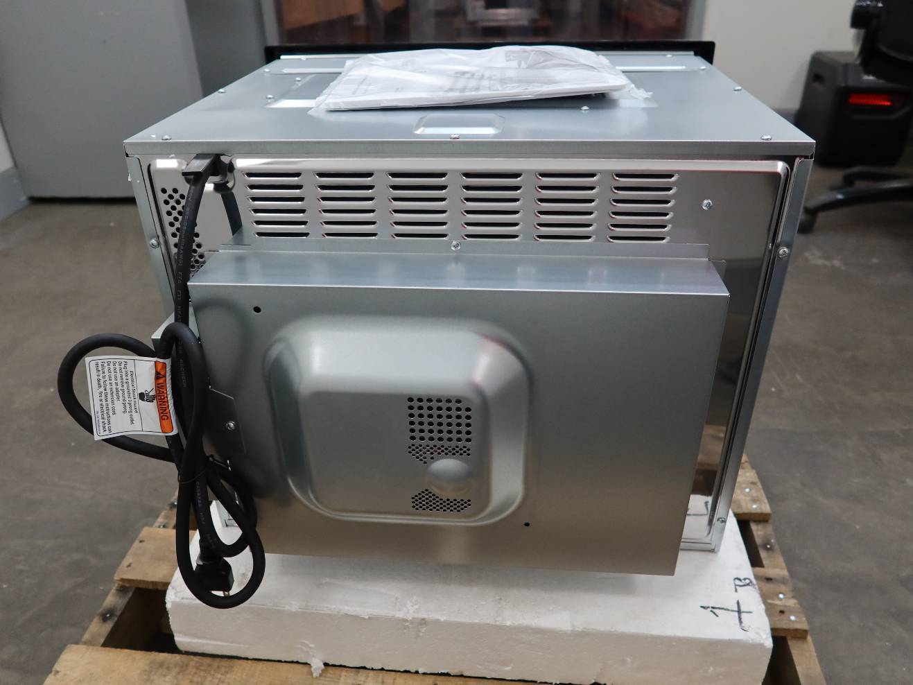 Bosch 24" 1000w SS 1.6 cu.ft. Power 2in1 500 Series Speed Oven