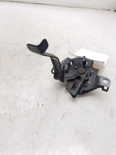 Cierre capó Toyota Prius V 12 13 14 15 16 17 Foto 3 de 4