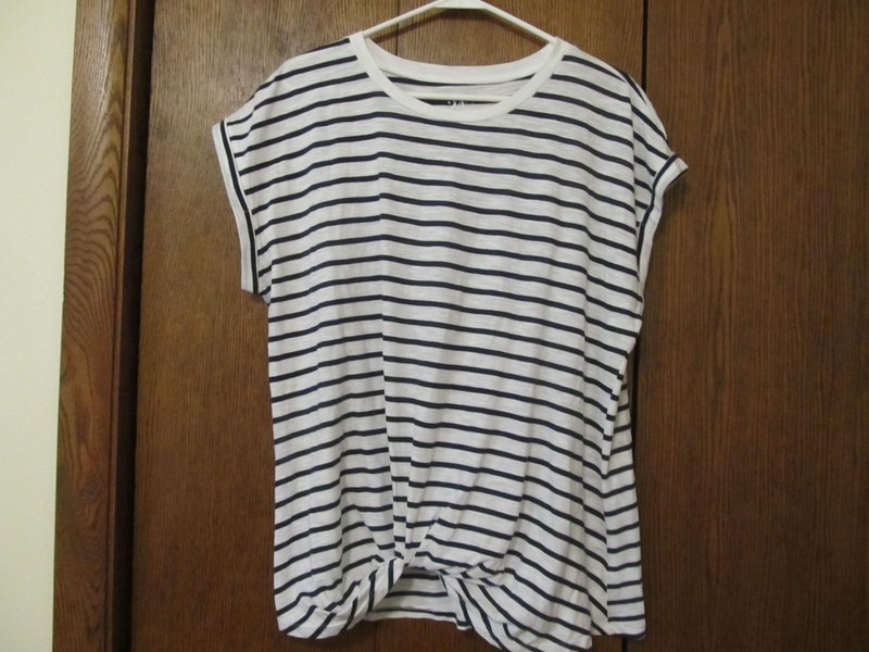24/7 XL white w/black stripes cap sleeve/knot at bottom ladies single knit top