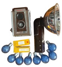 VINTAGE 1950s KODAK DUAFLEX IV CAMERA w/ FLASH, BULBS  FIlM