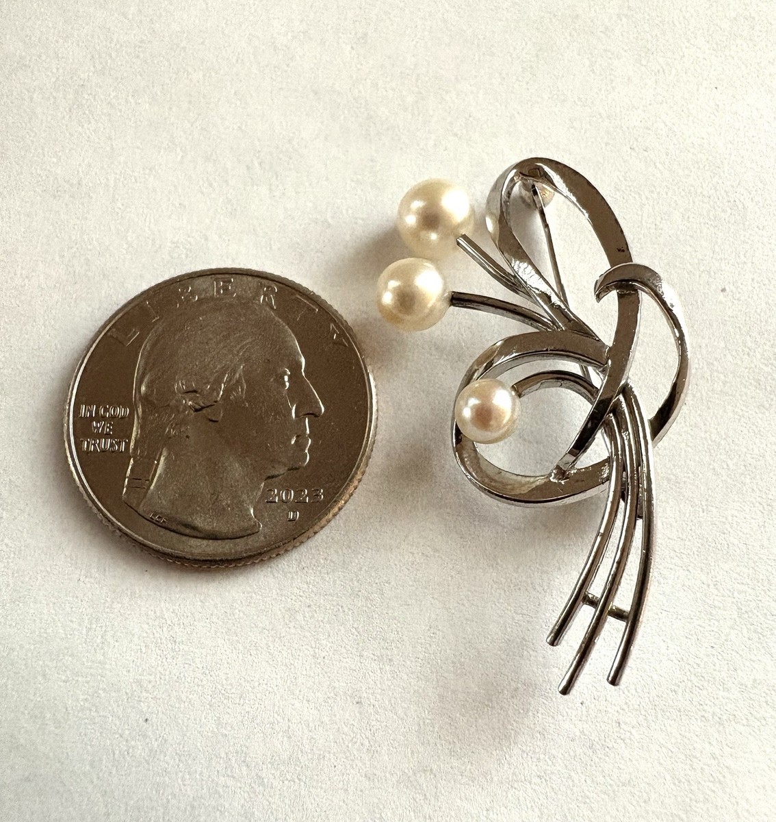 MOONPEARL ミキモト　3点 Signed M in Clamshell MIKIMOTO Sterling Silver Genuine 3 Pearl Pin