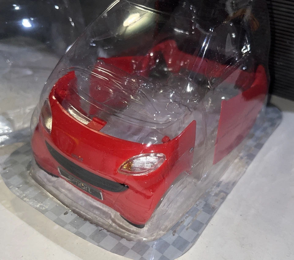 Maisto Smart car Fortwo 1:18 Die cast Yellow/Red shell Special Edition 31852 - Image 3 of 4