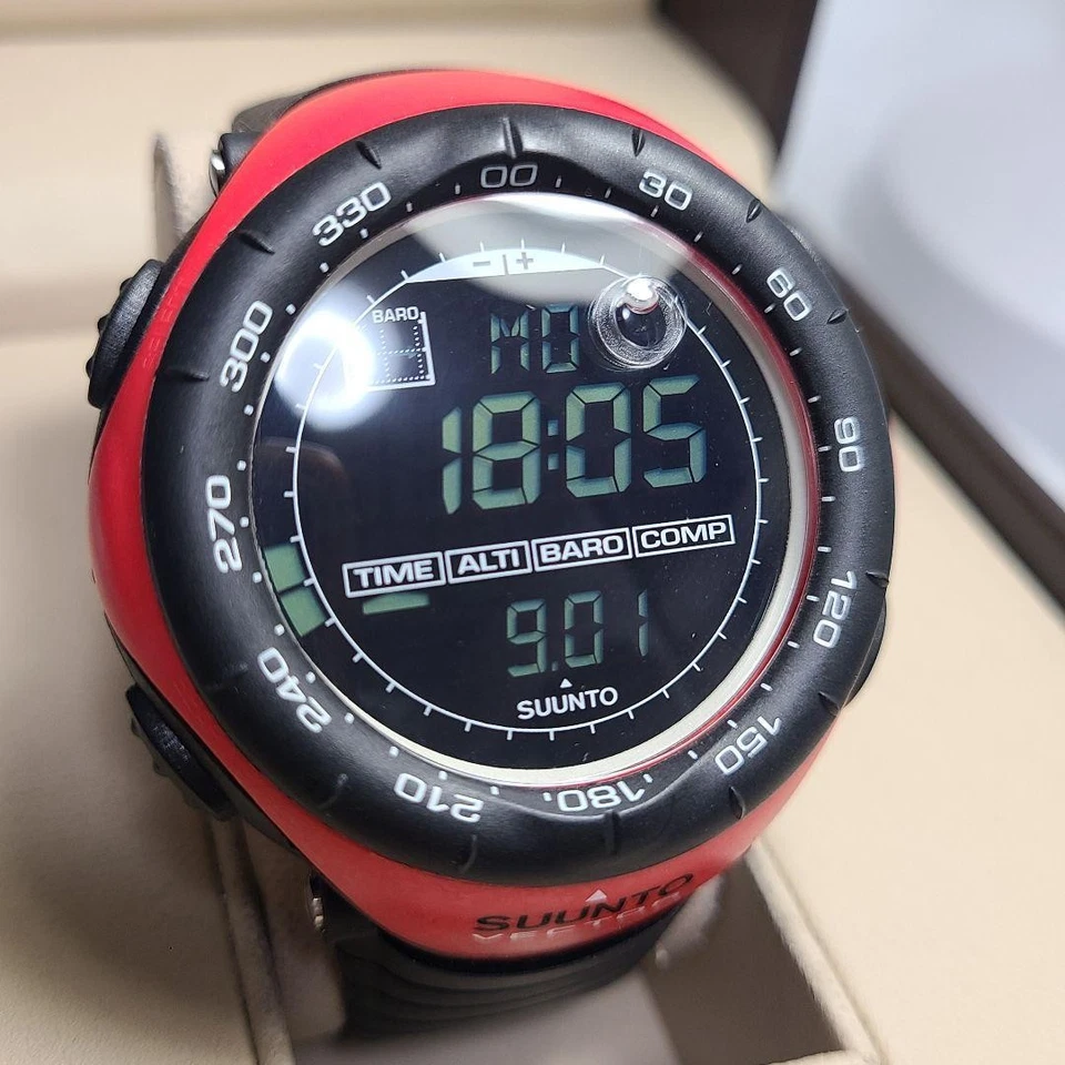 SUUNTO Vector Red Rubber Belt Outdoor Watch Tested Excellent Condition - Image 2 of 4