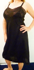 ELEGANT 1970s WONDERMAID GORGEOUS VINTAGE BLACK LACY FULL SLIP 38 EVC