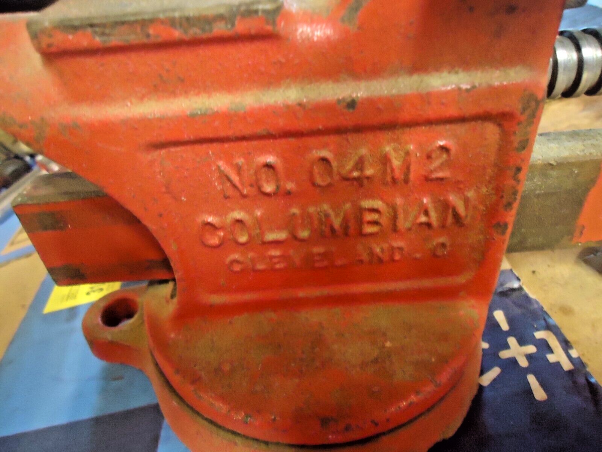 VINTAGE COLUMBIAN No.04 M2 ANVIL BENCH VISE 4'' JAWS, CAST IRON
